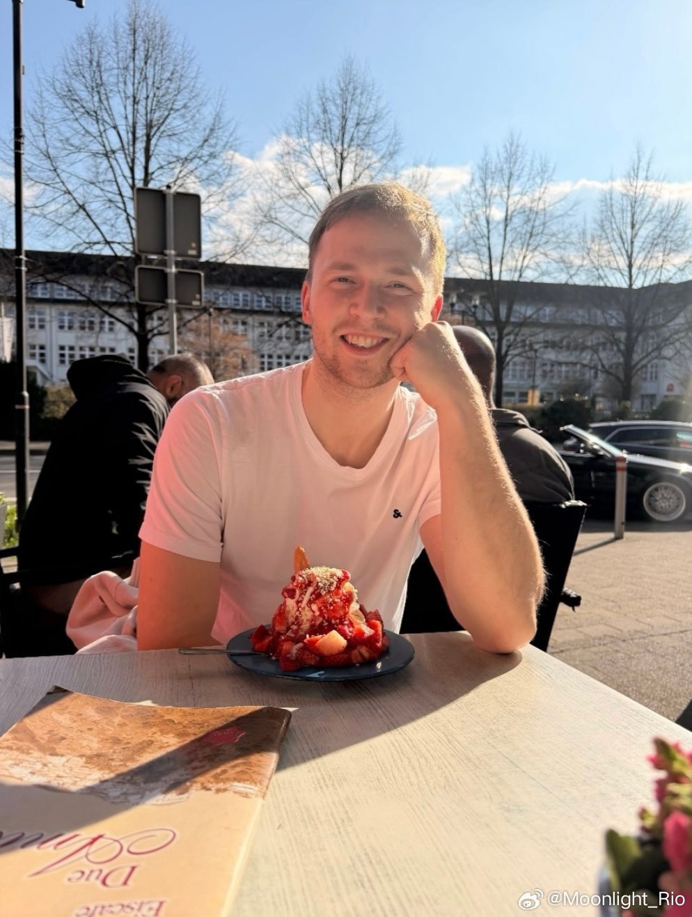 杜达🍠：偷吃冰淇淋的大杜达🍨🤫说好带小杜达出门，结果孩儿在推车里睡着，我也