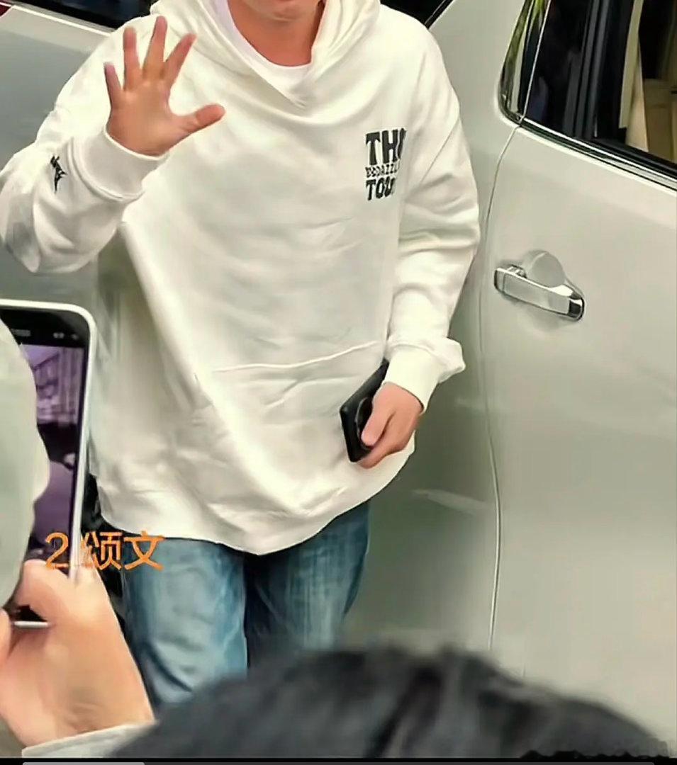 ZSW老师出关了，风波过去风采依旧👍据今天拍到他的站姐说~是男 大 