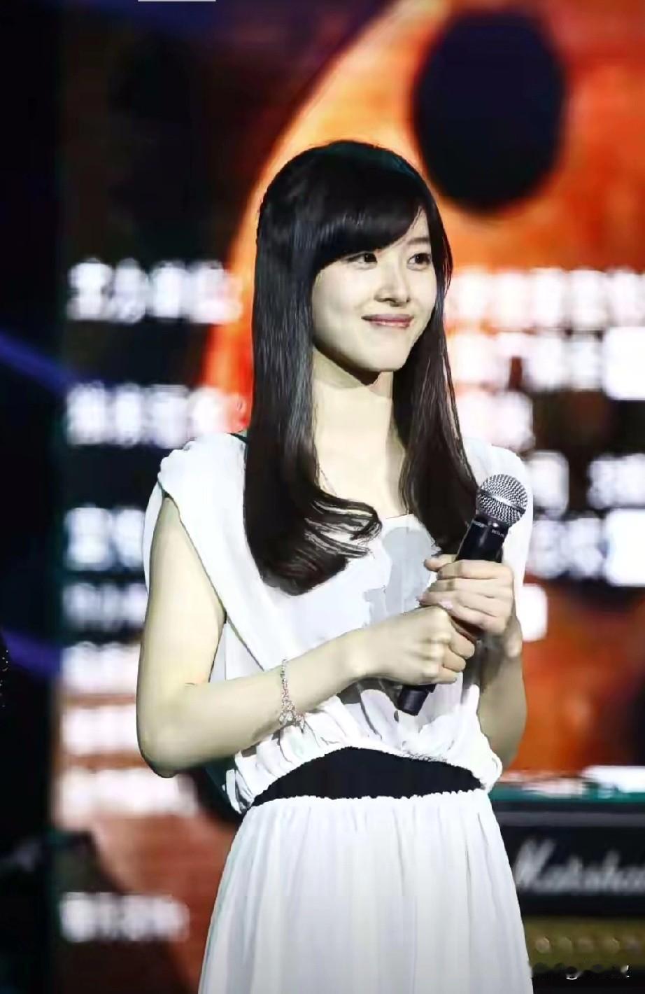 2月7日傍晚
伦敦牛津街的夕阳里
一位穿米白色羊绒大衣的女子走进了留学生“小橘子