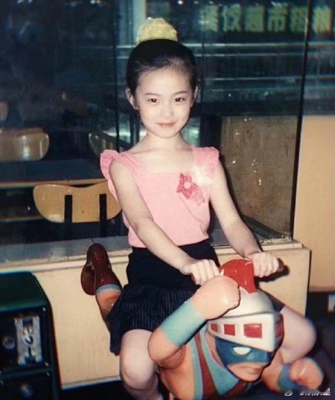 徐艺洋小时候，明显看的出来从小都是美人胚子，五官端正甜美可爱 ​ ​​​