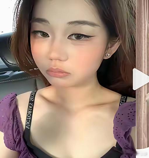 讲真这个女人能不能娶？感觉有点难搞，生活中应该是一个包容度很低的人，会时不时搞点