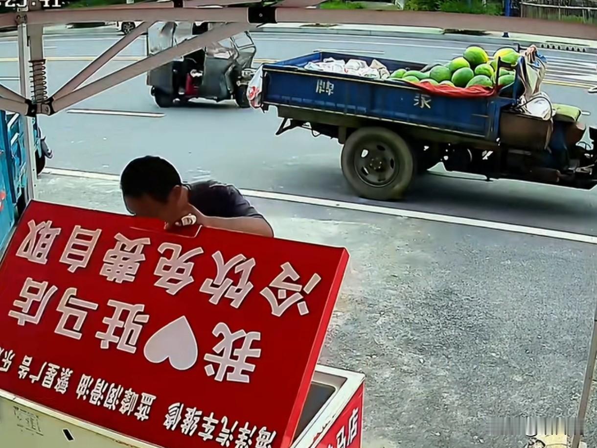 河南驻马店，卖瓜的老大爷从免费水站拿了一瓶水喝完，接下来的举动真是令人不可思议。