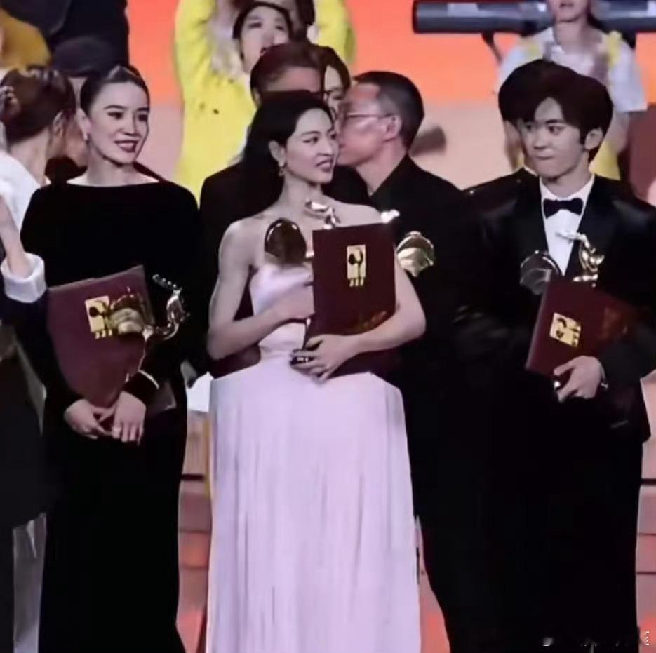 钟楚曦就是精神非常强大的女子，流言蜚语算个屁啊