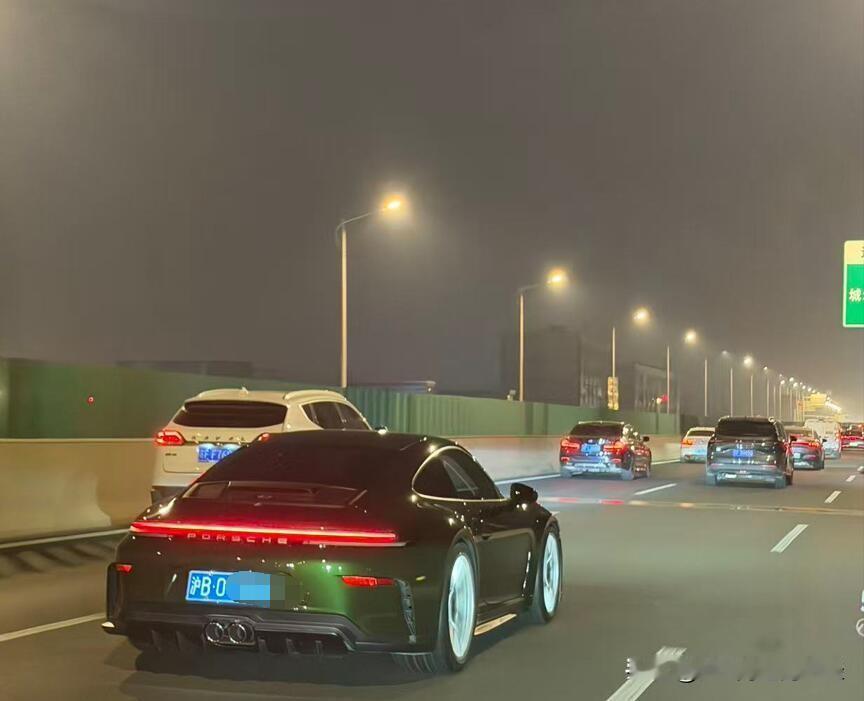 一到过年，无论是南通城里，还是农村，沪牌油车是真的多。