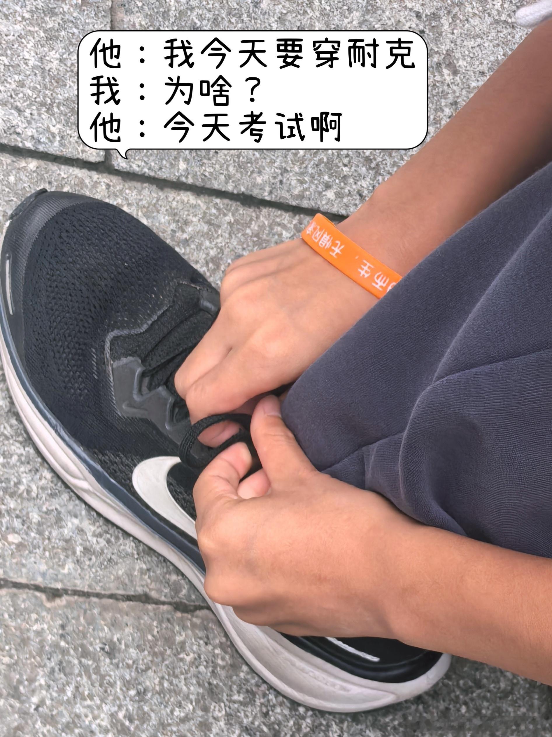 天枰男小朋友的学习日常 他：女同桌天天拿梳子给我梳头，我就戳她脸。我警铃大作：你