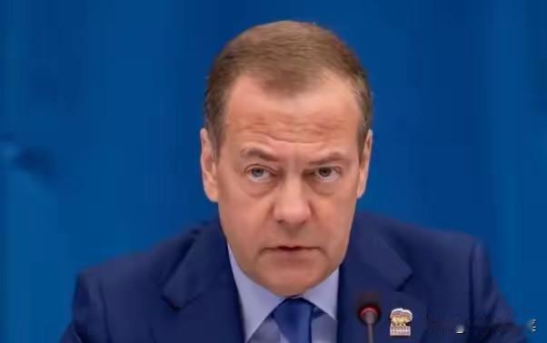 梅德韦杰夫今天发话，让欧洲人面红耳赤！

​梅德韦杰夫19日发文说：“让美国再次