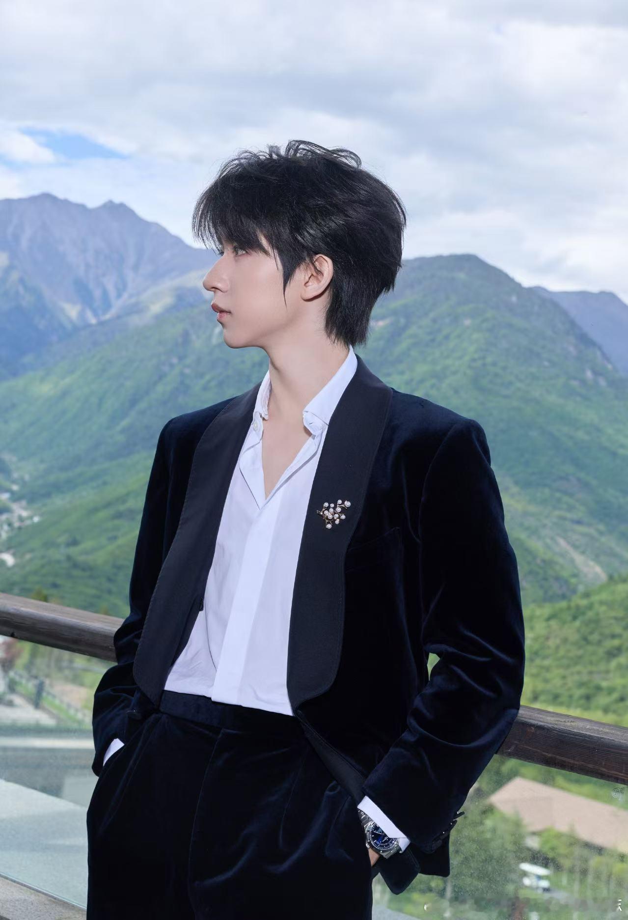 山风裹着松涛漫过肩头，深蓝天鹅绒西装衬得贺峻霖像从山林里走出的贵公子。白衬衫领口