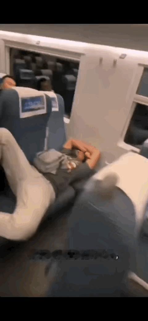 一名网友在去往张家界旅途中拍摄的一幕，
        游客带着孩子乘车，全程被