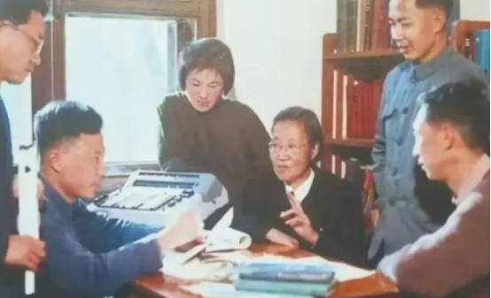 1960年，北大教授张文裕回到家，却发现妻子只留下一封信就离开家，从此音讯全无，