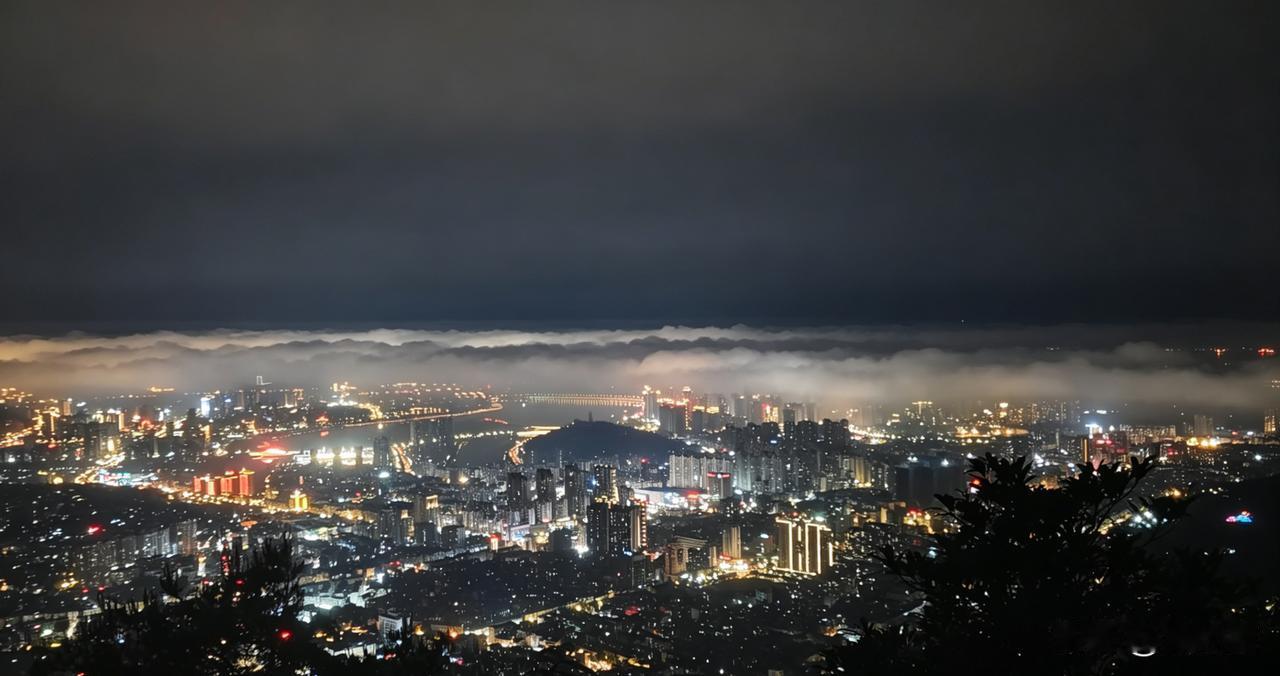 雨天孤身夜爬南漈，湿滑石阶一路向上，头灯劈开整片墨色山林
登顶山顶凉亭，支起炉具