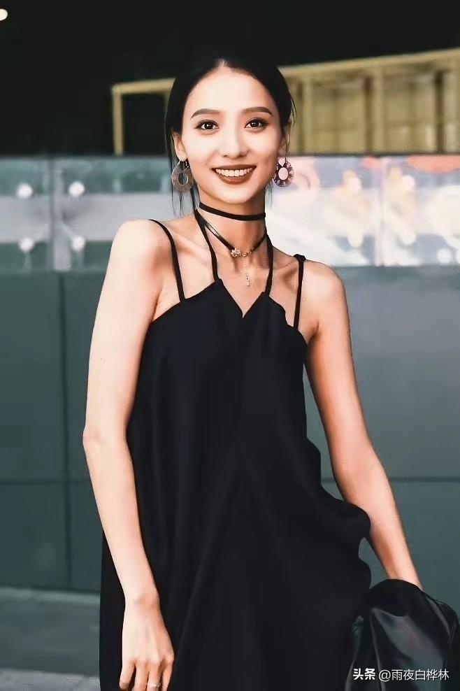 戏里她是冷到骨子里的贴身保镖，
戏外却是个30岁的漂亮姑娘。

央视八套正在播的