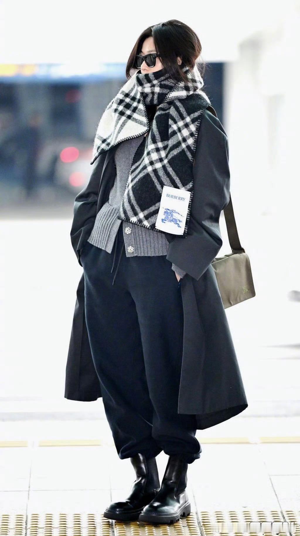 #全智贤出国机场图# 千颂伊出场！女王 is back ​​​