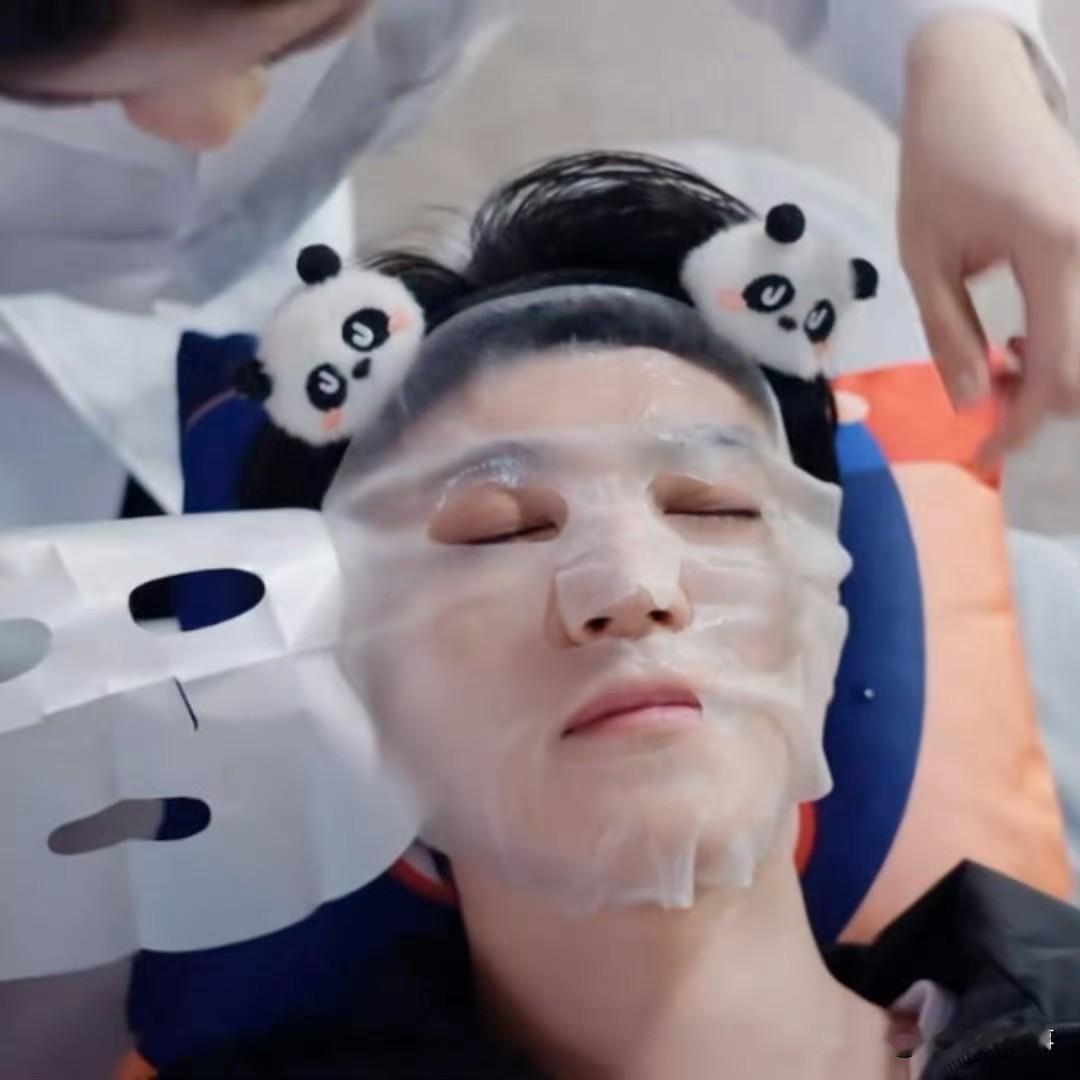 王俊凯这皮肤状态真的绝了！素颜都干净透亮，满满的少年感，难怪大家都说一看就是自律