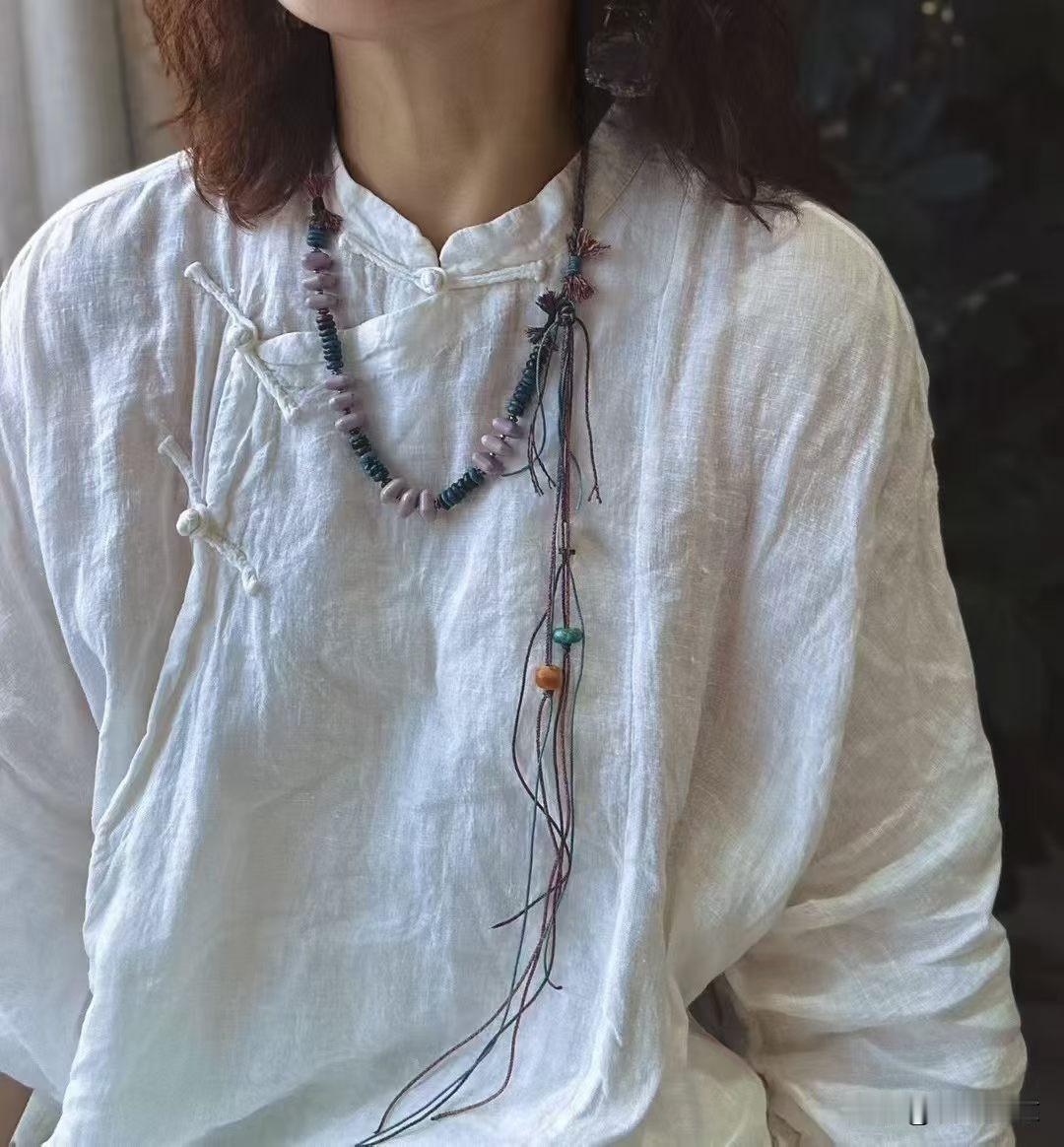 紫云母搭配老料绿松石
撞色沉静又治愈
手工流苏随性垂落
适配棉麻茶服、素色衣衫