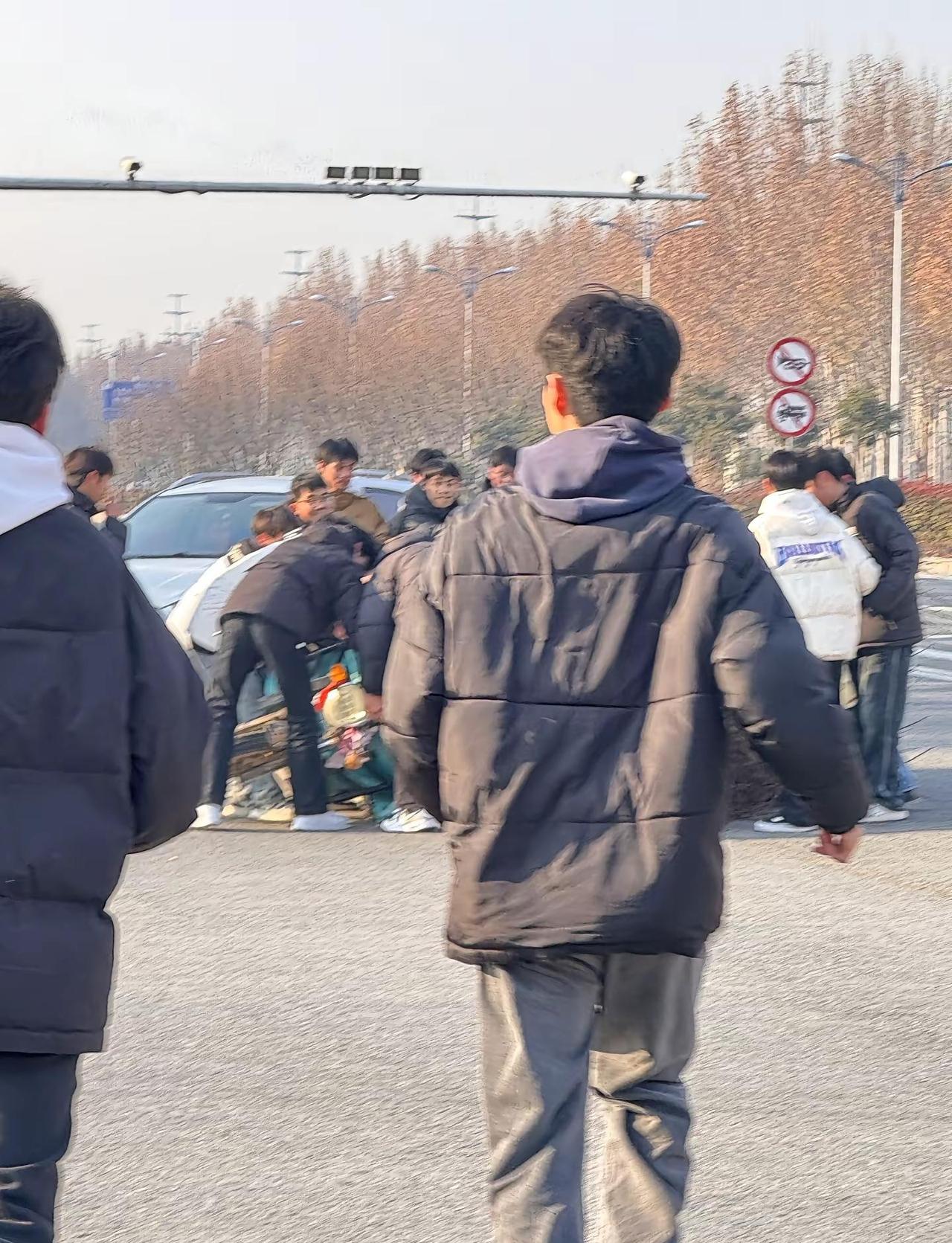 会考路上，一辆满载干树枝的三轮侧翻。 孩子们，不管学习成绩如何，在你冲向侧翻的车