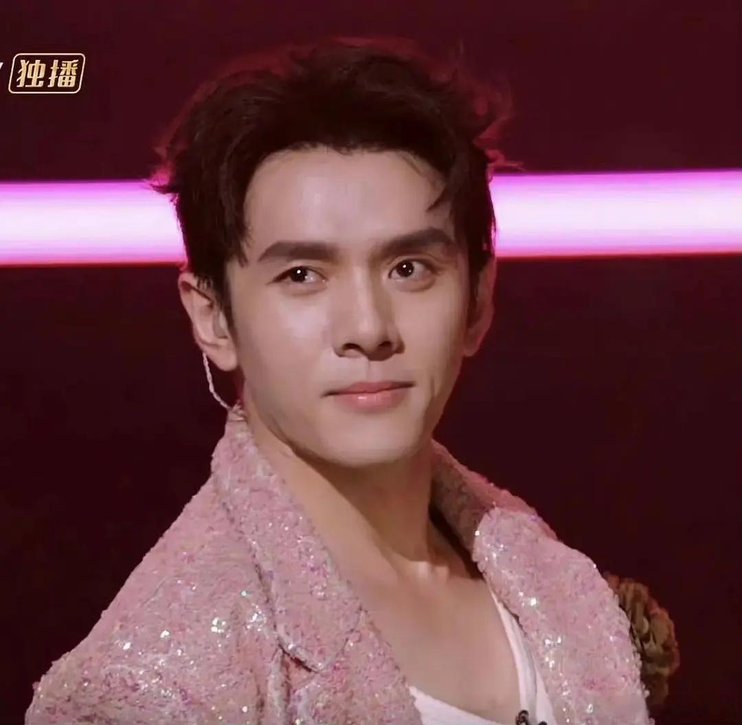 李佳琦这张都把自己p成老年吴磊了，眉笔哥回去再练练吧[怒] ​​​