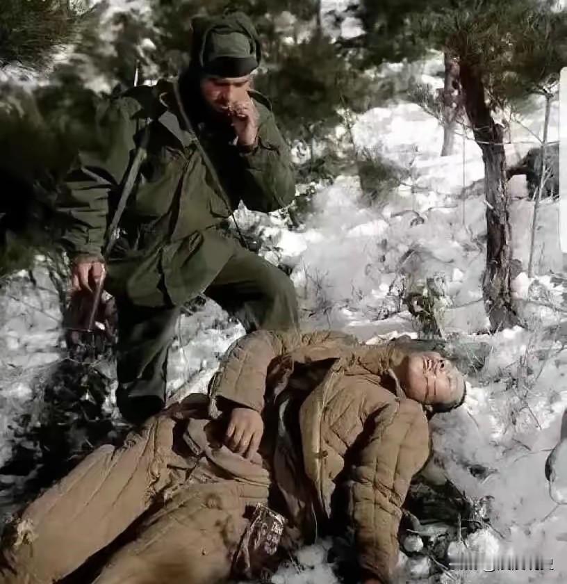 1951年2月，朝鲜半岛的汉江沿岸，美军战地记者用镜头定格下了令人心碎的一幕——