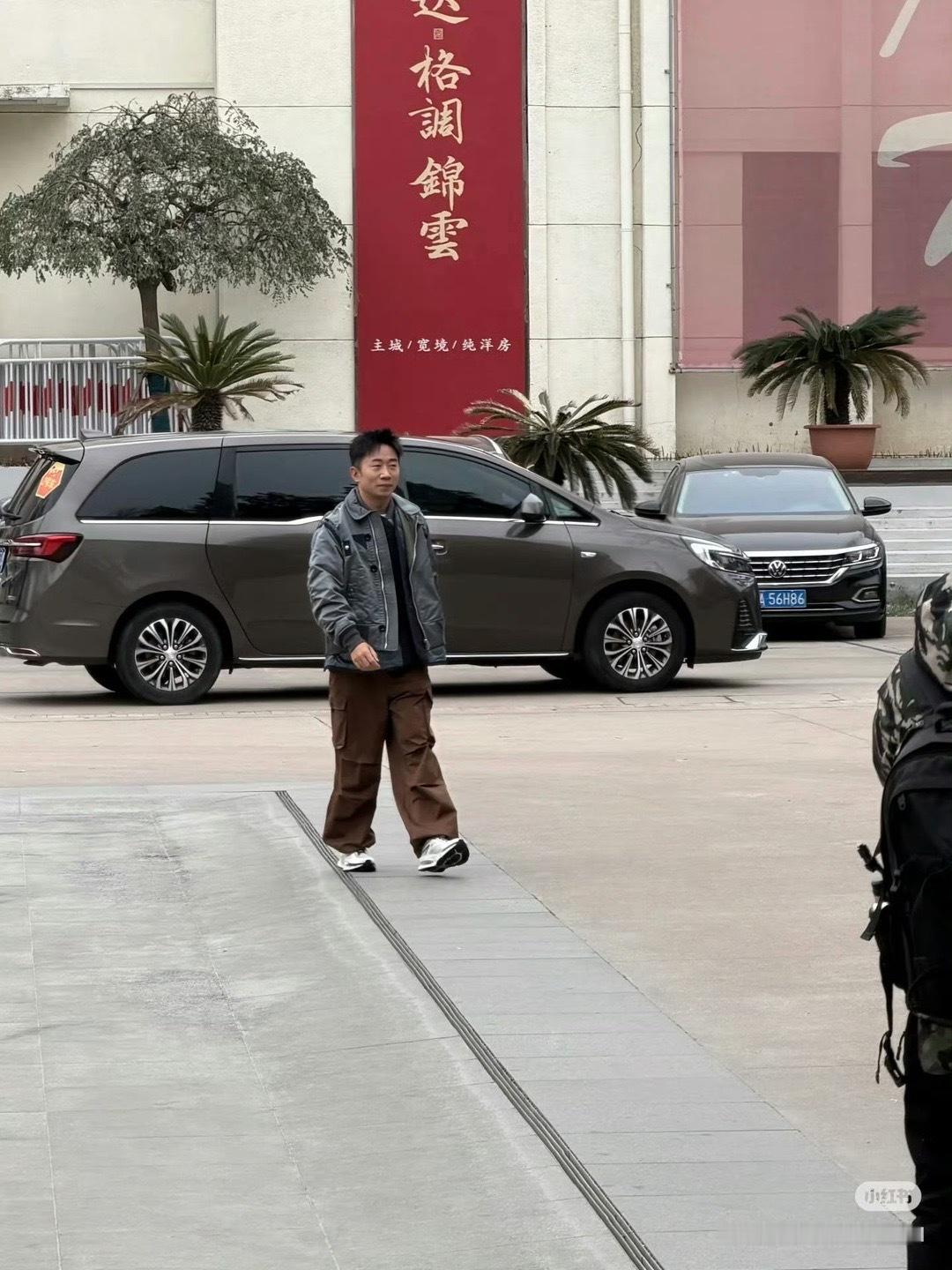 周五晚高疯笑不活了！这段路透也太有梗了吧！一个寸步难行，一个被架着还热心喊话，狠