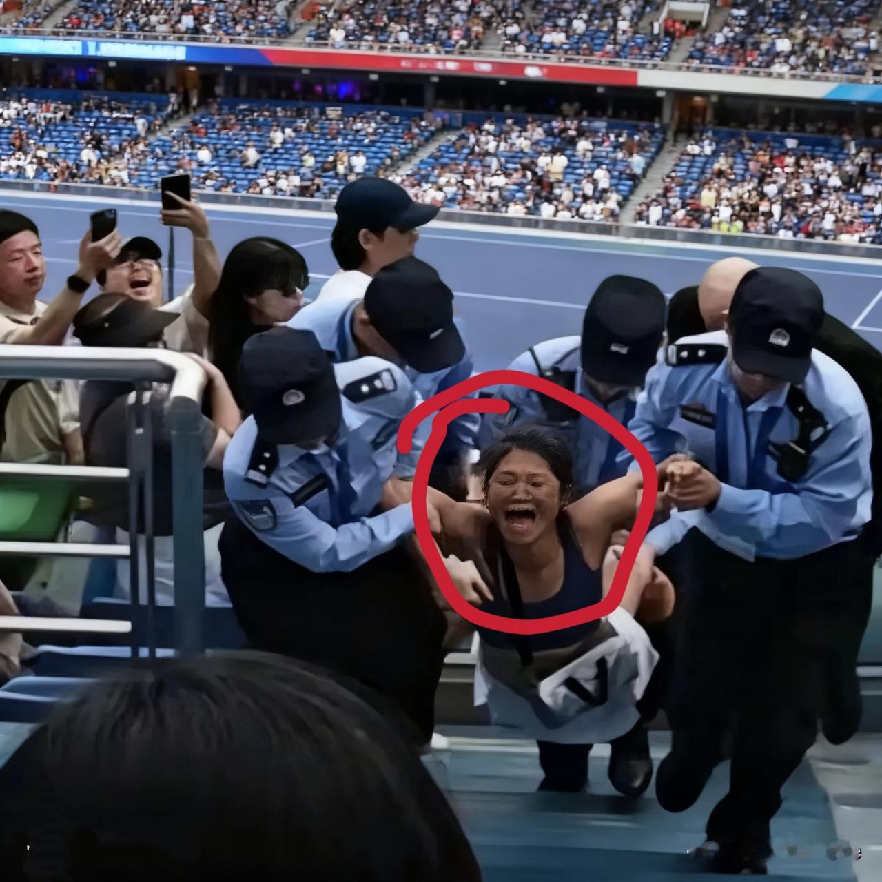 怪不得谢某某敢在旗忠网球中心肆无忌惮

持续大声喧哗

原来是有人啊
 
但没想