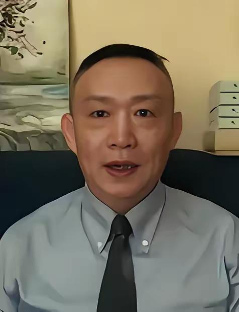 东方大国的学者卢麒元，近日在北京公开发声。他提出了一个惊世骇俗的主张：“立法者每