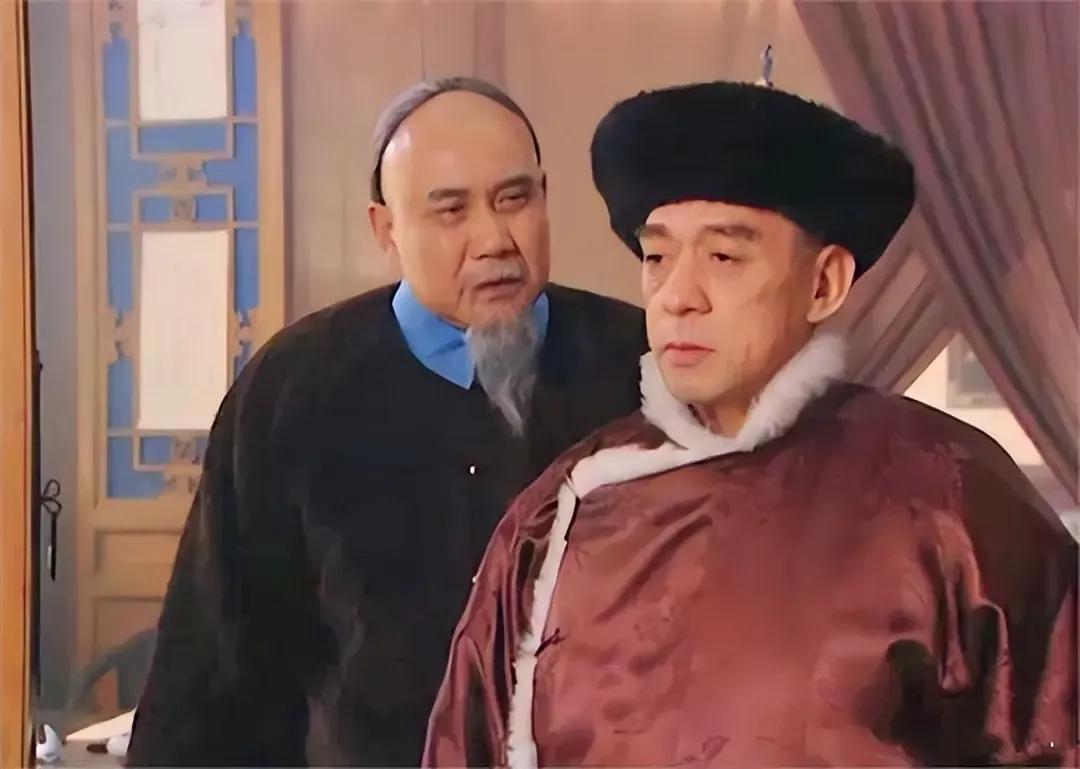 九门提督其实是两个职位，相当于卫戍司令兼京城公安局长，还扮演着武警总队队长的角色