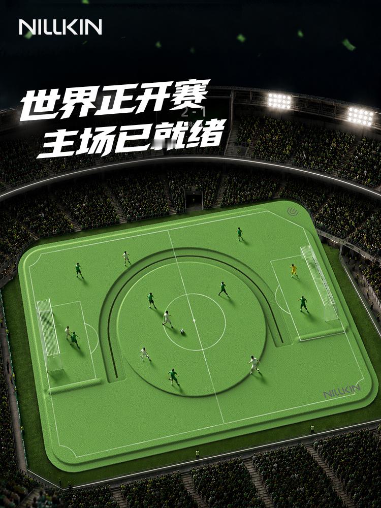 世界正开赛⚽有人奔赴现场，有人守候屏幕前。当灯光亮起，热爱总会找到属于自己的位置
