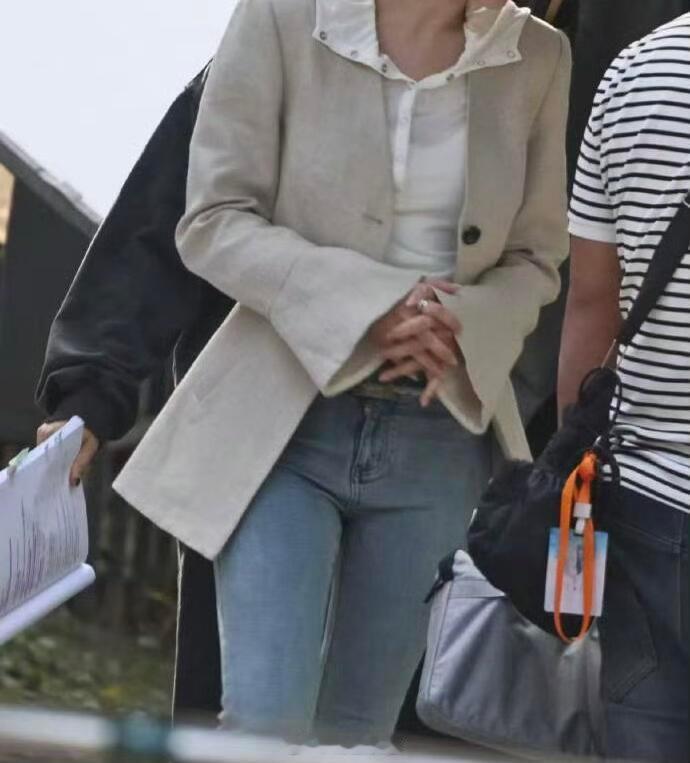 谁来救救女装的牛仔裤，迪丽热巴穿上不合身…… ​​​