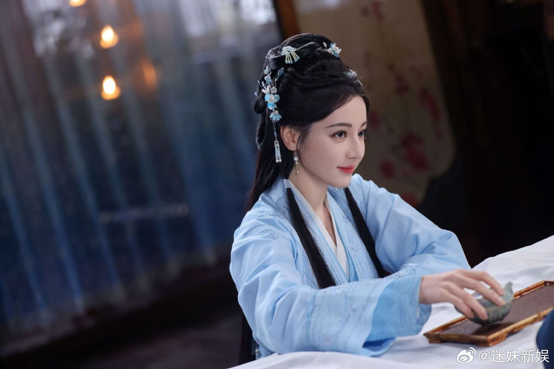 热巴穿行于市井烟火间贺思慕花海初拥嗅觉热巴穿行于市井烟火间，花海初拥嗅觉，