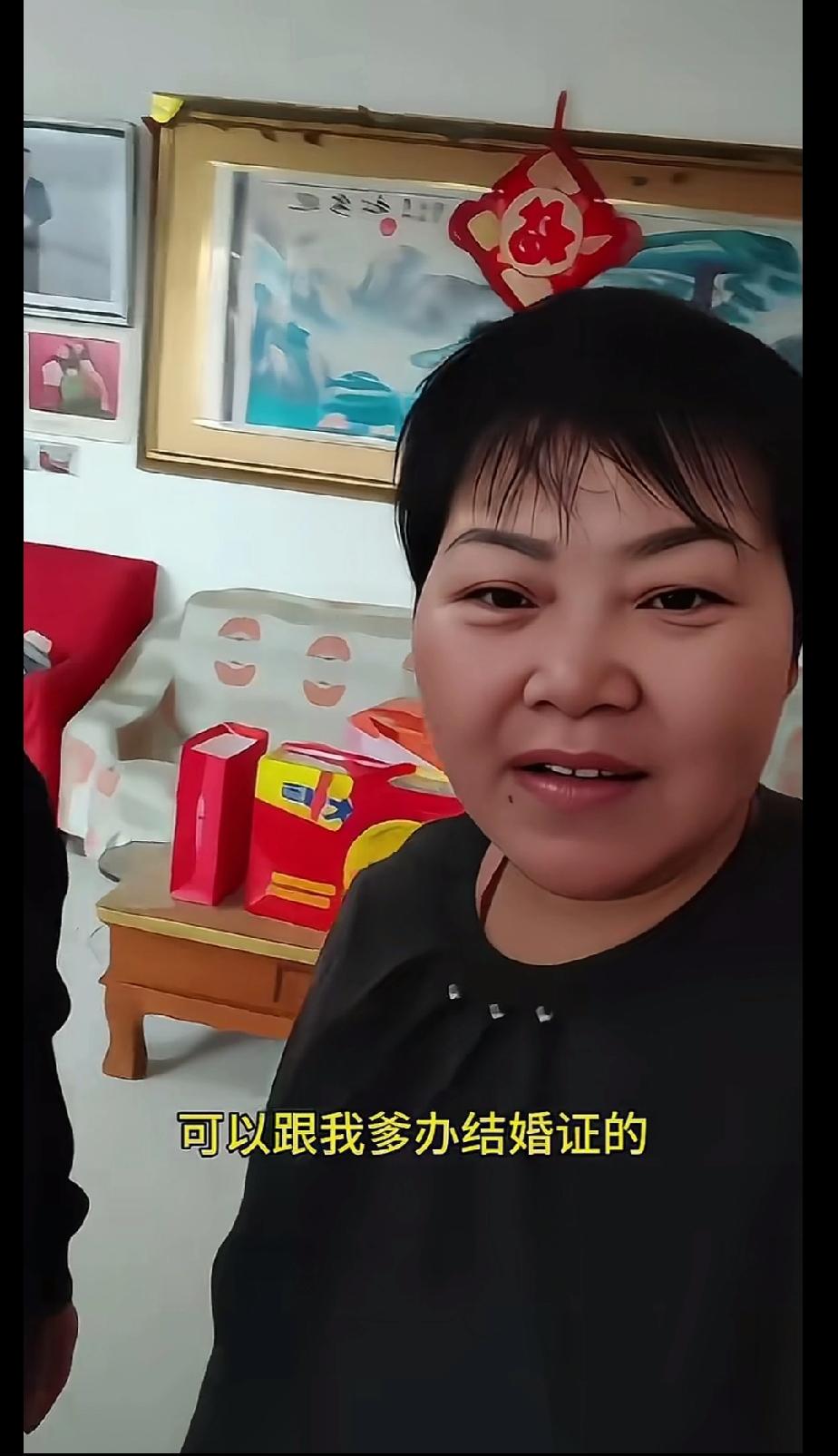 当初阿姨承诺过她不会离开，也答应了跟哑叔办理结婚证，杨妞花信以为真，带着他们拍摄