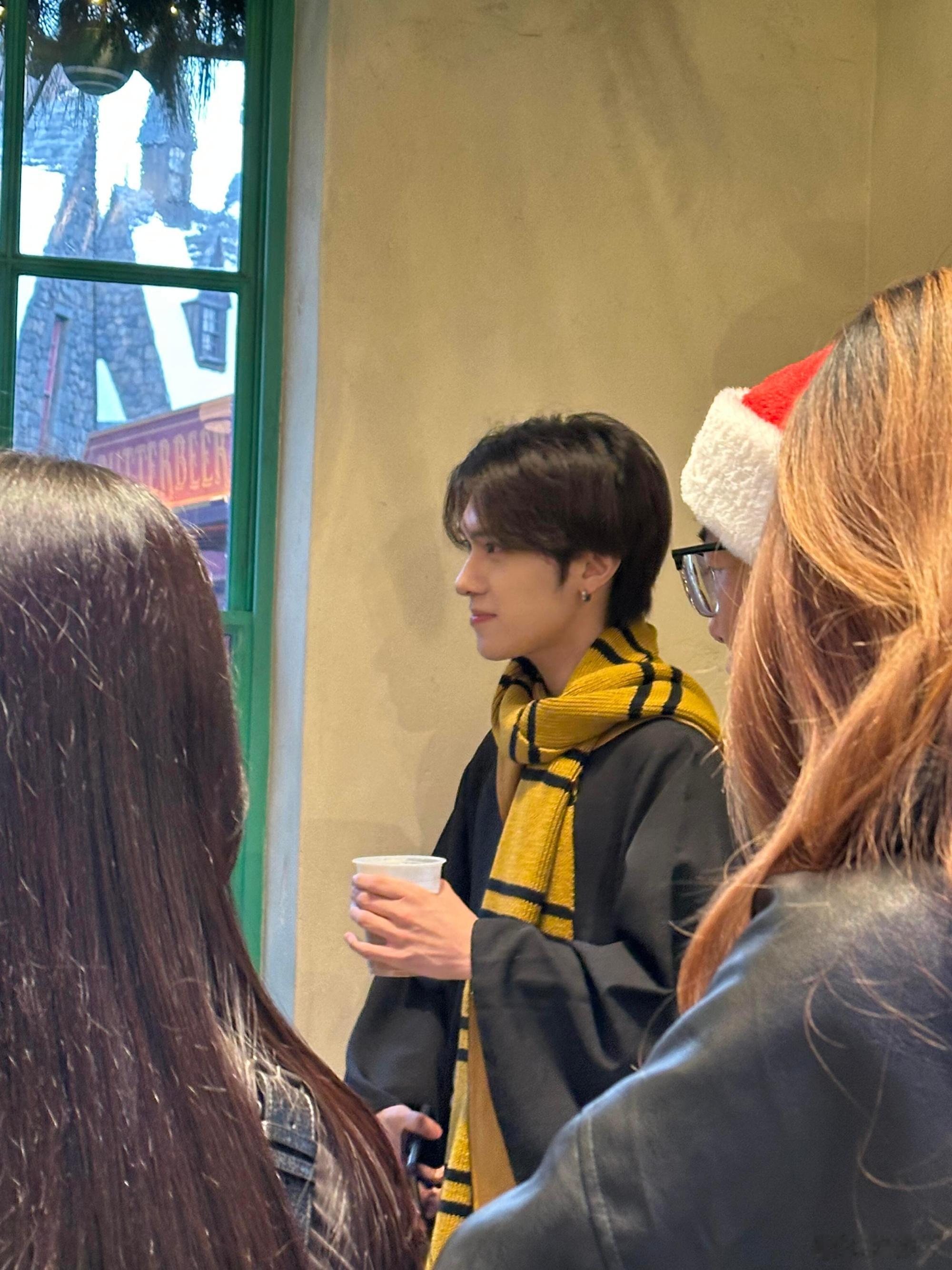 北京环球影城偶遇威神V 肖俊、黄冠亨、刘扬扬在园区内的路透图被大量转发，大家对他