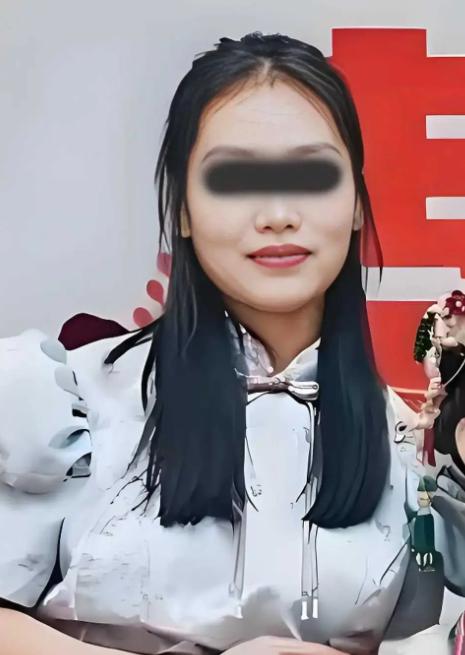 必须严惩白三姐！
瑶瑶的事她也有责任！


白三姐逐渐淡出了视线
法庭上跪下的不