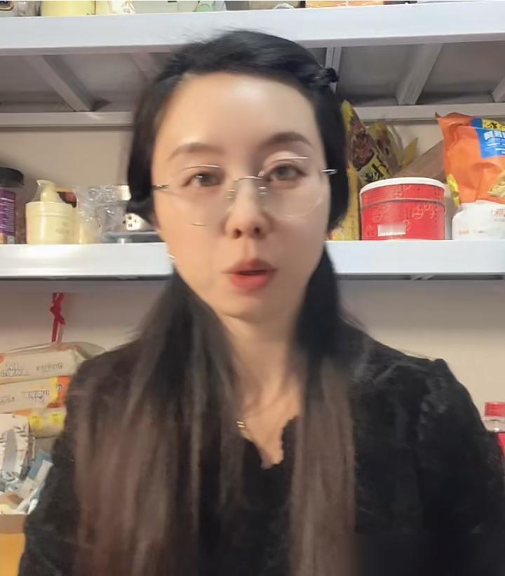 田静把婆婆叫成了“另一个巴掌”。

晚上七点半，直播间挂着红彤彤的年货。田静刚带