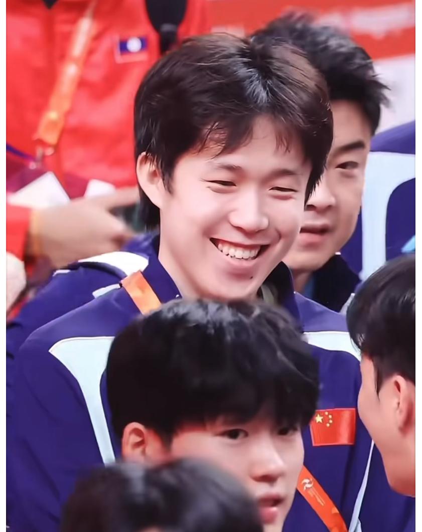 亚运会男团中国队VS卡塔尔队，王楚钦3:0阿卜杜拉，为男团贡献一分！
第一盘 王