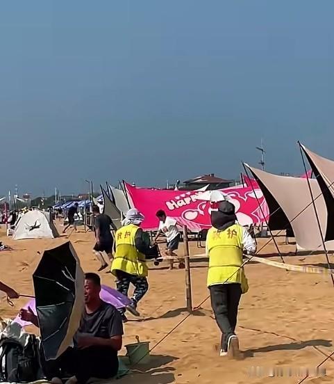 风浪骤起！受台风“白海豚”外围影响，青岛多处海水浴场临时关闭。
受13号台风“白