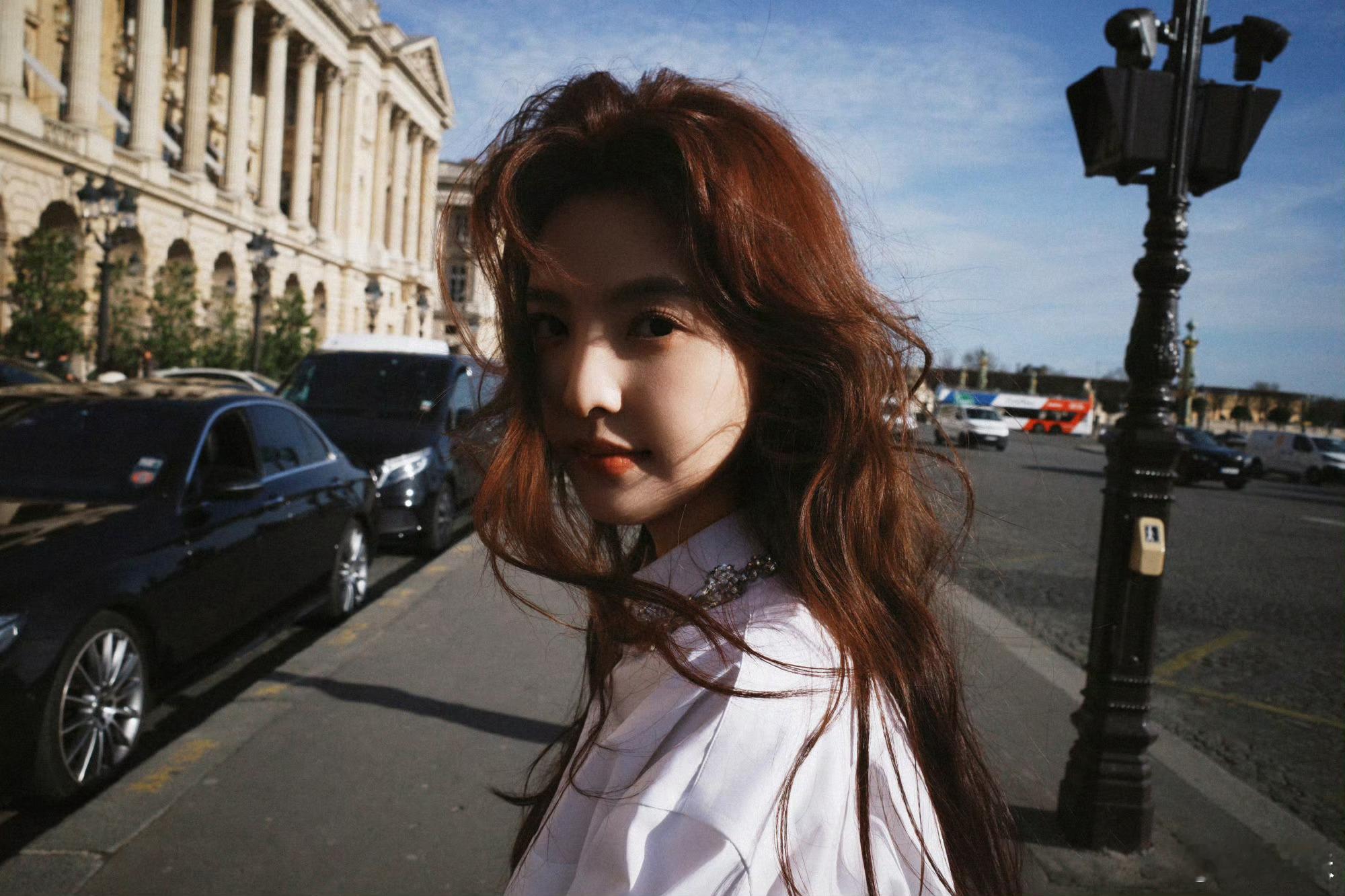 zrn zrn “你是我跨越山河万里，携带着芳香也要碰面的光” 