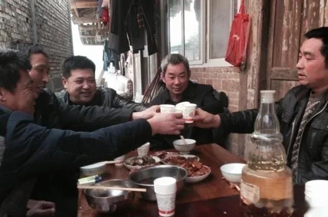 在农村，酗酒已经成为危害健康的一大杀手。这次回老家跟父亲谈起来，周围的亲戚去世的
