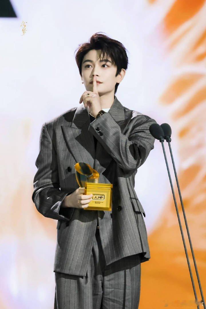 丁禹兮张海虾 dyx丁禹兮南部档案 醒来万物皆是沉寂，唯有你是世间的一抹旖旎，他