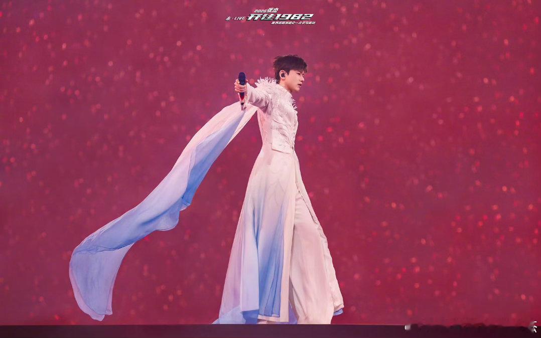 张杰共赴斗转星移的盛大收官今晚张杰鸟巢演唱会收官场来啦～一起与杰哥共赴最后一场收