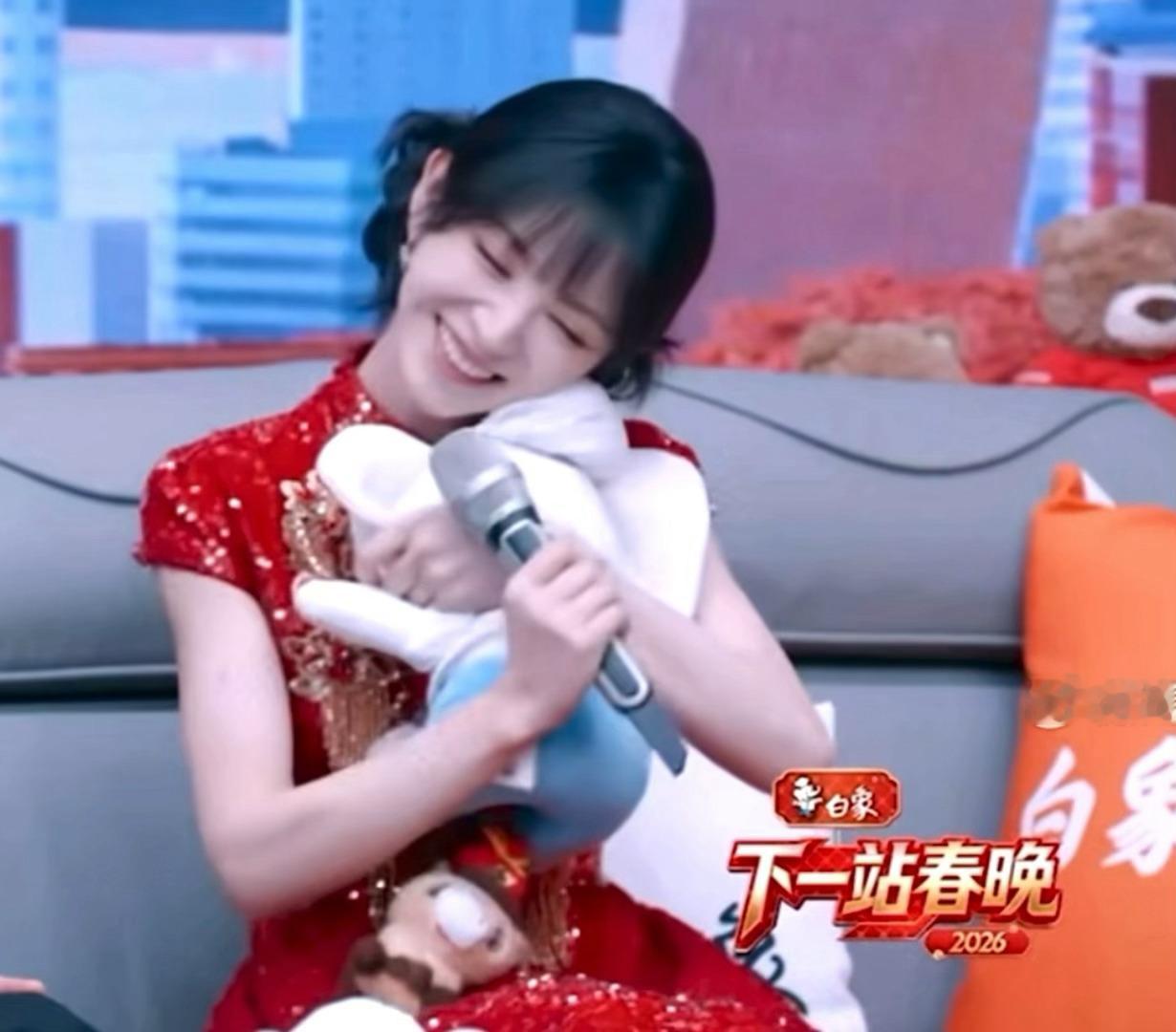 所有人都被这个抱玩偶的小薇薇萌晕了…🫶🏻田曦薇抱玩偶这一段