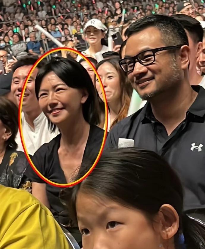 救命！孙燕姿快五十了，状态却超绝。气血足、笑容甜，关键实力杠杠的，岁月不败真女神
