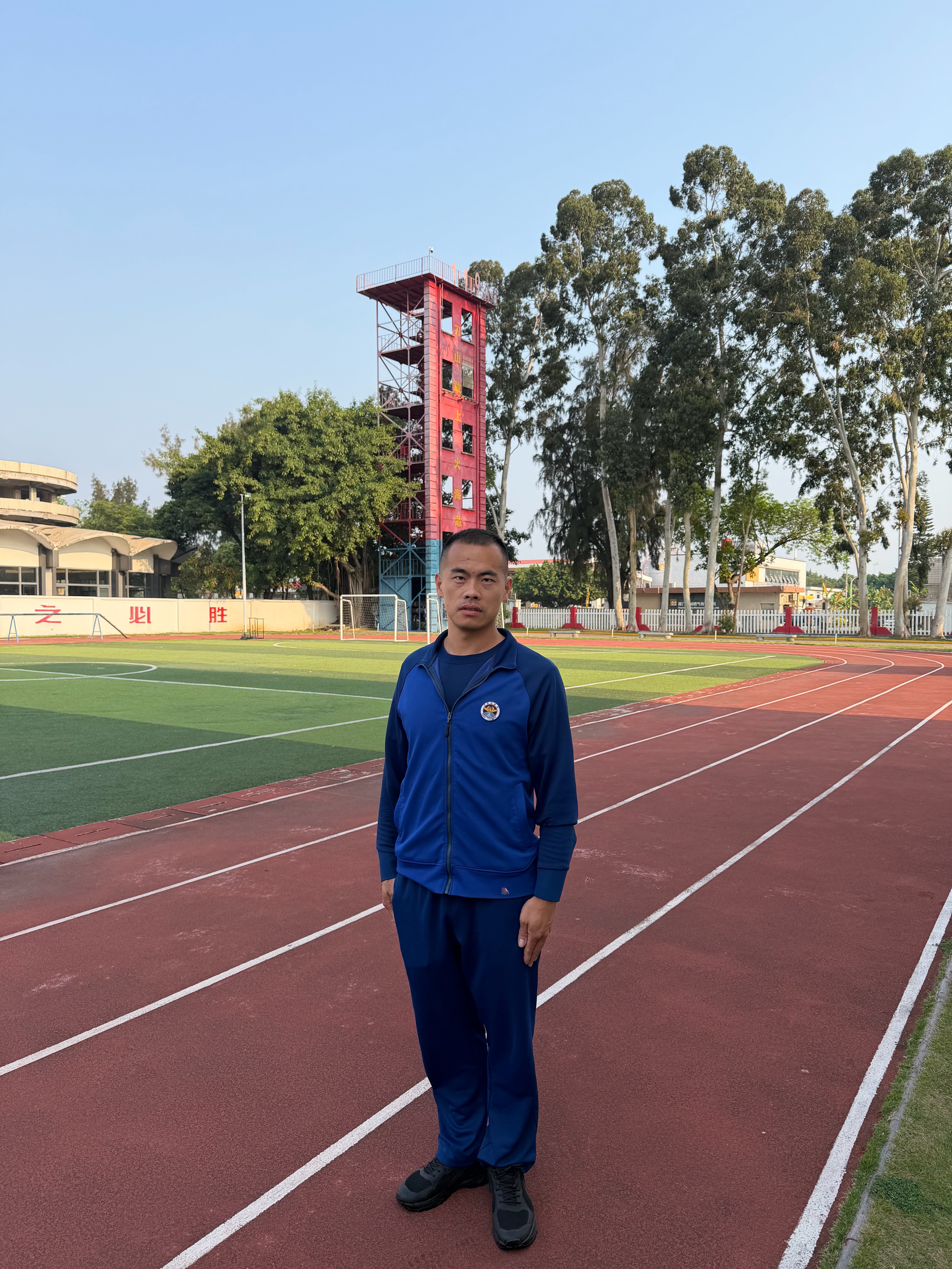 这是今天带我们训练的陈队长一脸地杀气 