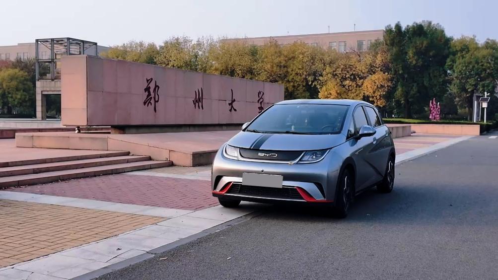 逛高校停车场发现个趣事儿：比亚迪的出镜率高得离谱，从汉唐宋元到海豚海豹，甚至腾势