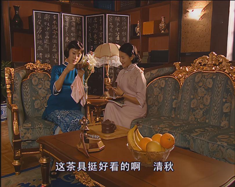 三嫂一贯爱在大嫂面前说清秋坏话，所以看到二嫂跟清秋聊天，就以为清秋在跟二嫂说她坏