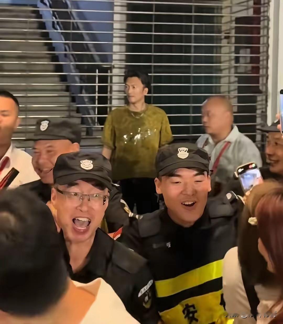 谢霆锋模仿者是故意的吧！
非要在谢霆锋演唱会出现，
散场后不知情的歌迷以为碰到了