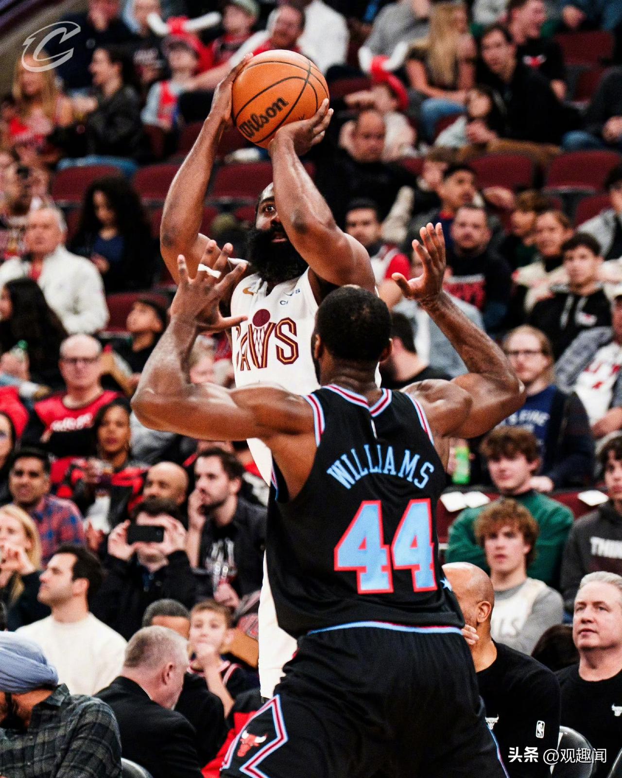 请注意！哈登首节彻底暴走！
连续两记3+1打成，招牌后撤步三分百步穿杨，强硬突破