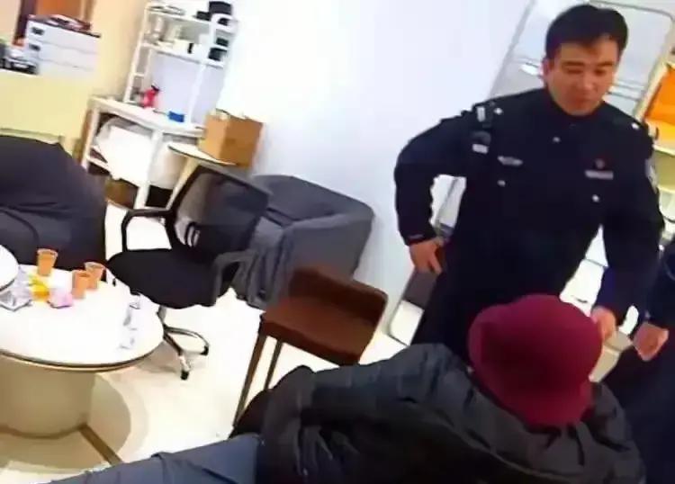 两年六个月，锤子落下，西安雁塔区法院这判决，看得人心里五味杂陈
一个37岁的无业