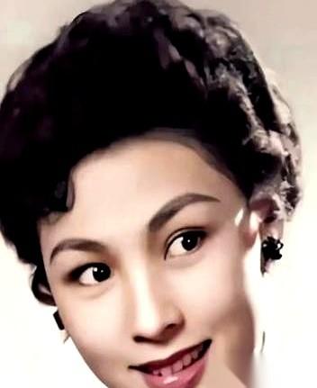 17岁，军阀小妾。老头子临死，偷偷塞给她三十万块大洋，让她快跑，别回头。
结果你