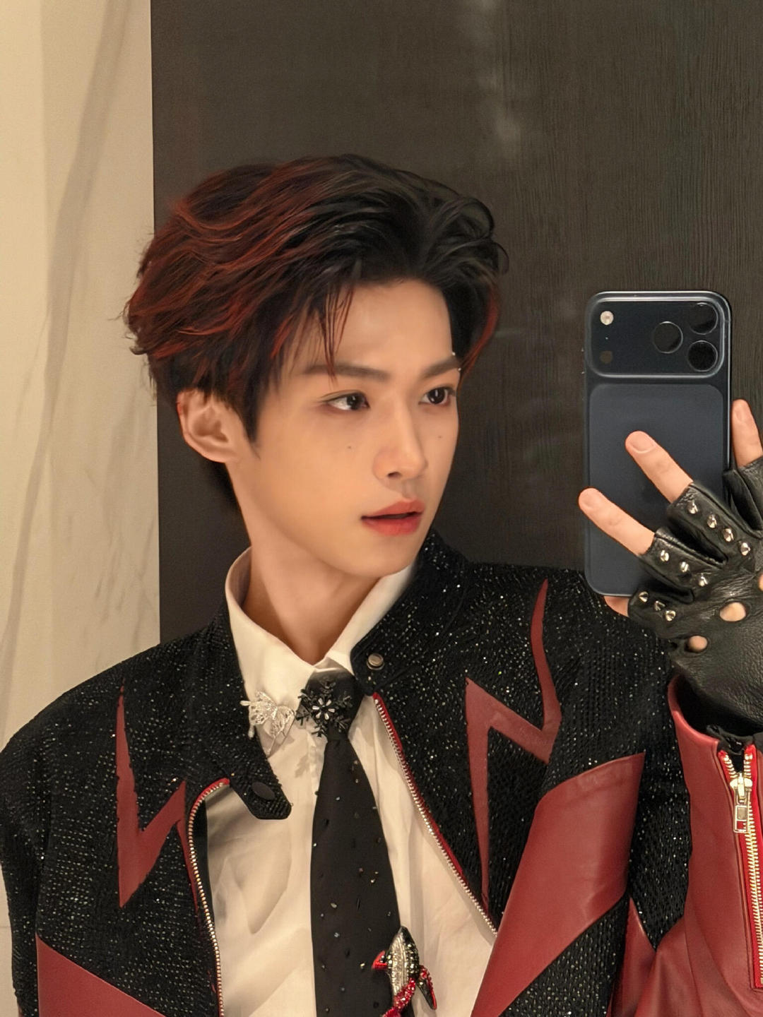 梓渝｜赣州音乐节造型自拍，上身Celine 衬衫，佩戴路易威登、梵克雅宝、Buc