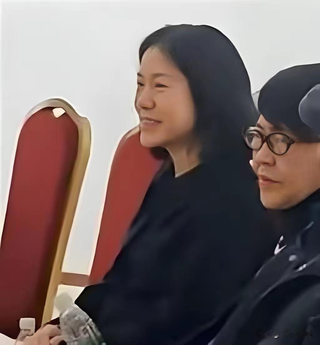 自杨振宁先生离世后，还是第一次看到翁帆女士的消息，照片中的她，陪着母亲坐在一起，