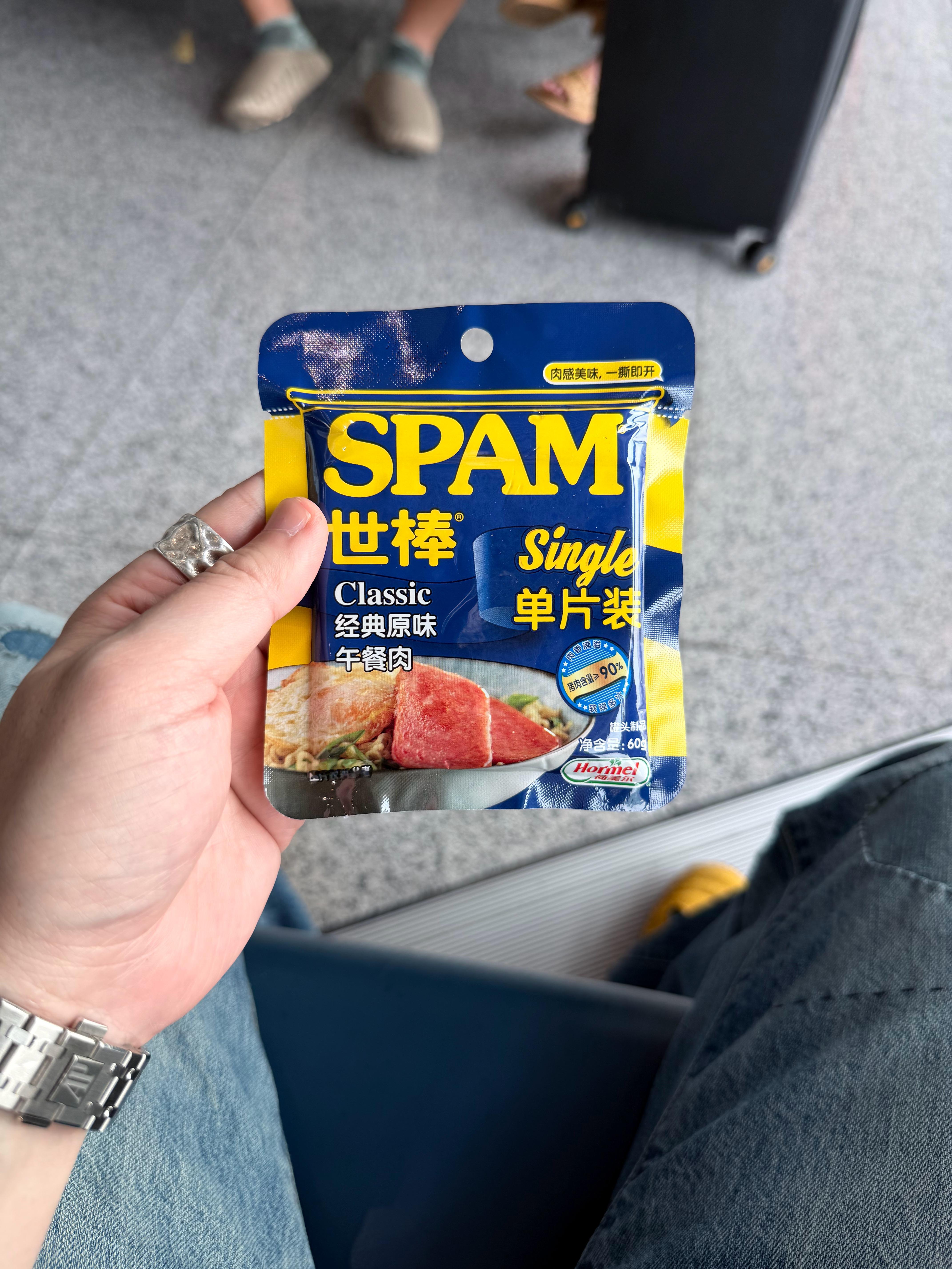 在机场发现 SPAM 午餐肉出了这种单片装。好吃。吃完一片又买了一片。美滋滋。 